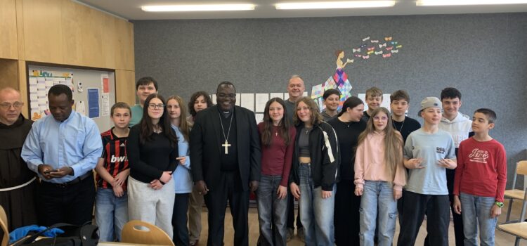 Bischof Vincent Mwagala zu Besuch in der 3a Klasse